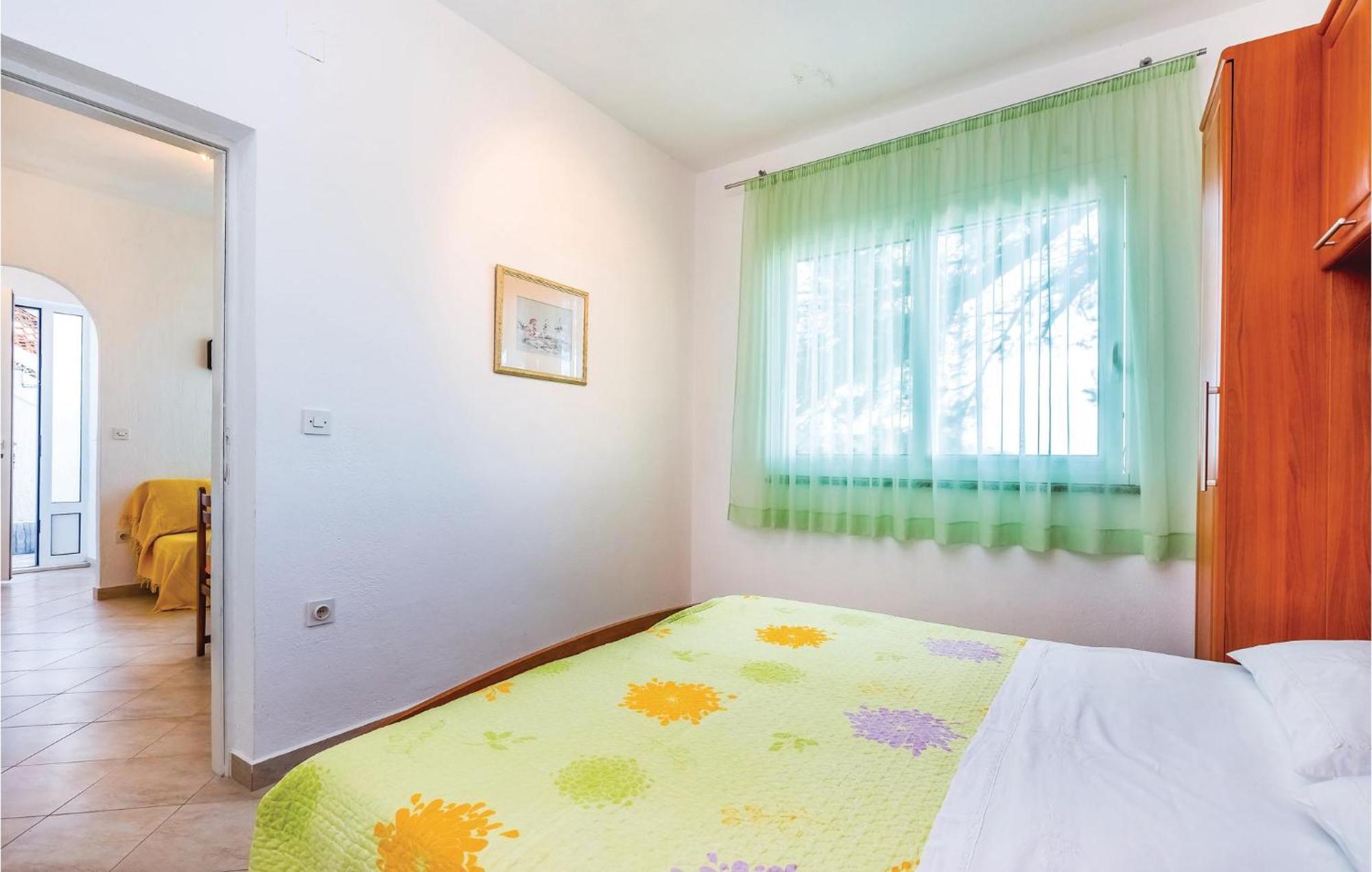 1 Bedroom Awesome Apartment In Supetarska Draga Esterno foto