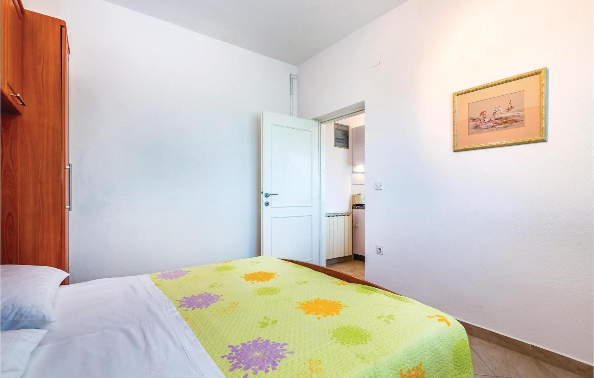 1 Bedroom Awesome Apartment In Supetarska Draga Esterno foto