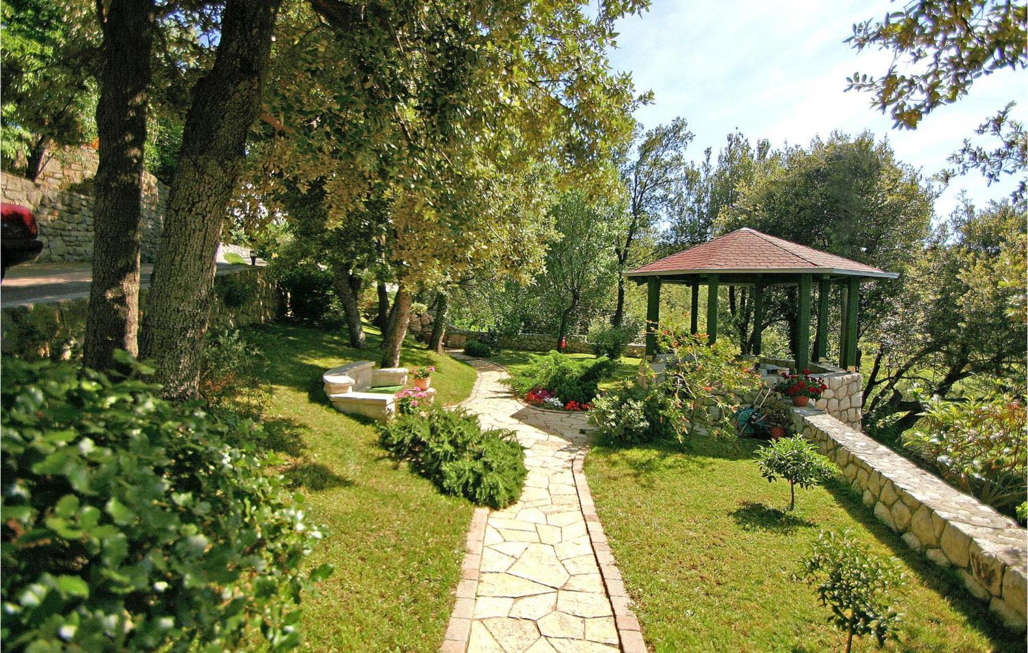 1 Bedroom Awesome Apartment In Supetarska Draga Esterno foto
