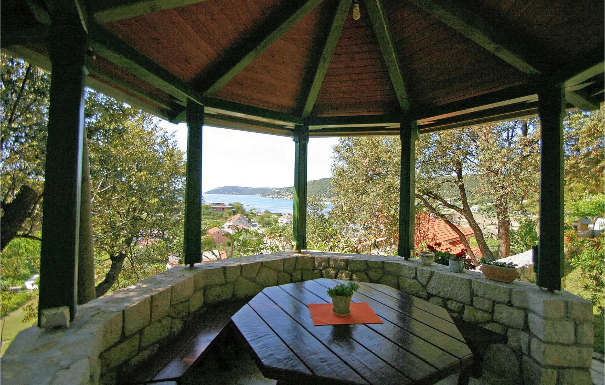 1 Bedroom Awesome Apartment In Supetarska Draga Esterno foto