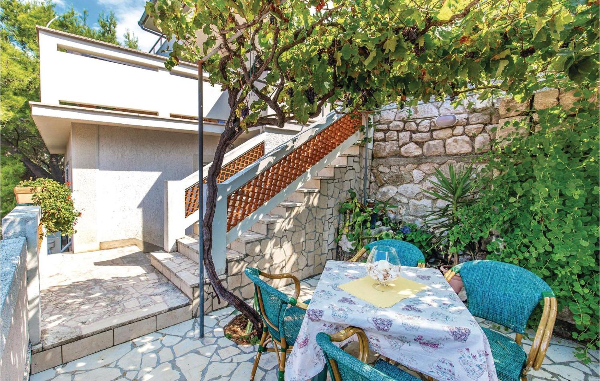 1 Bedroom Awesome Apartment In Supetarska Draga Esterno foto