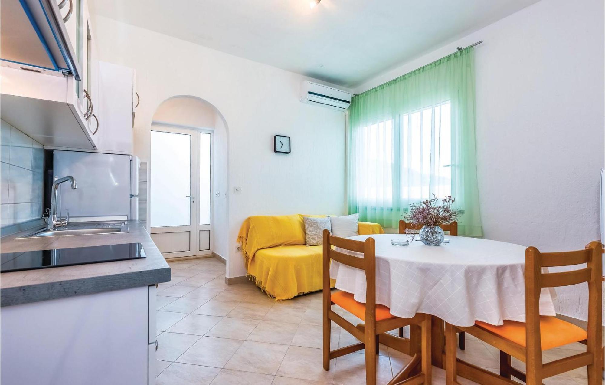 1 Bedroom Awesome Apartment In Supetarska Draga Esterno foto